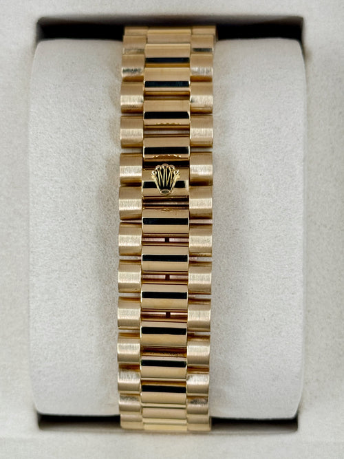 1986 Rolex Day-Date 36mm 18238 Presidential Yellow Gold Silver Dial