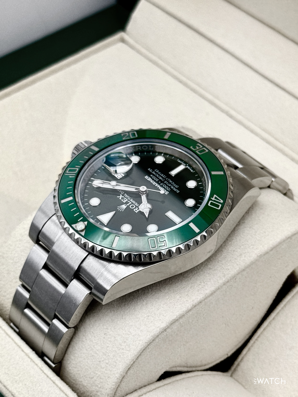 2020 Rolex Submariner “Hulk” 40mm 116610LV Green Dial (GREEN CARD)
