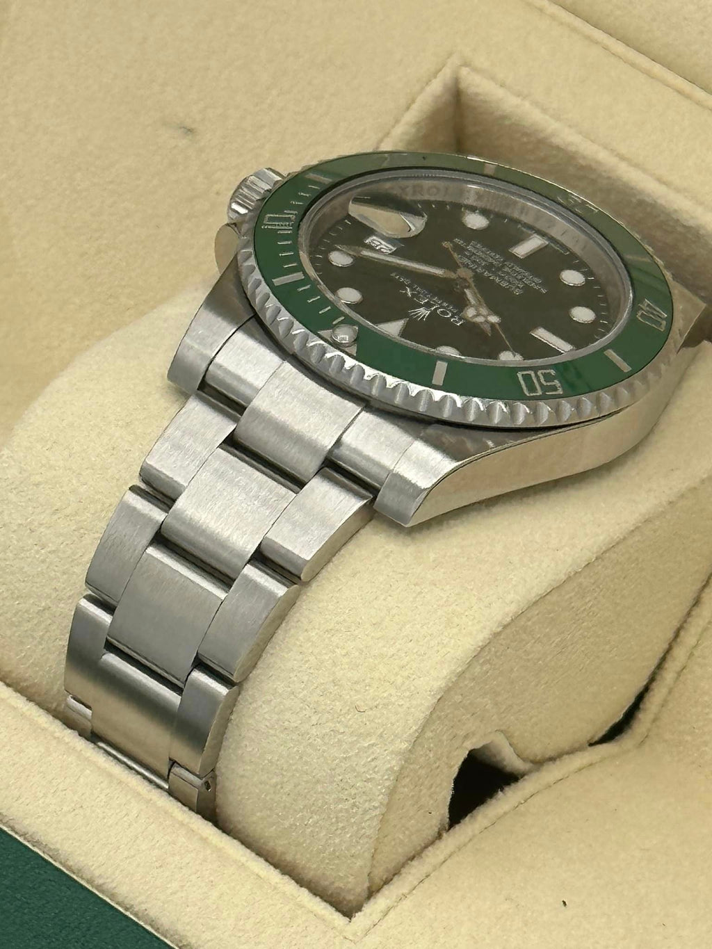 Rolex Submariner "Hulk" 40mm 116610LV Green Dial