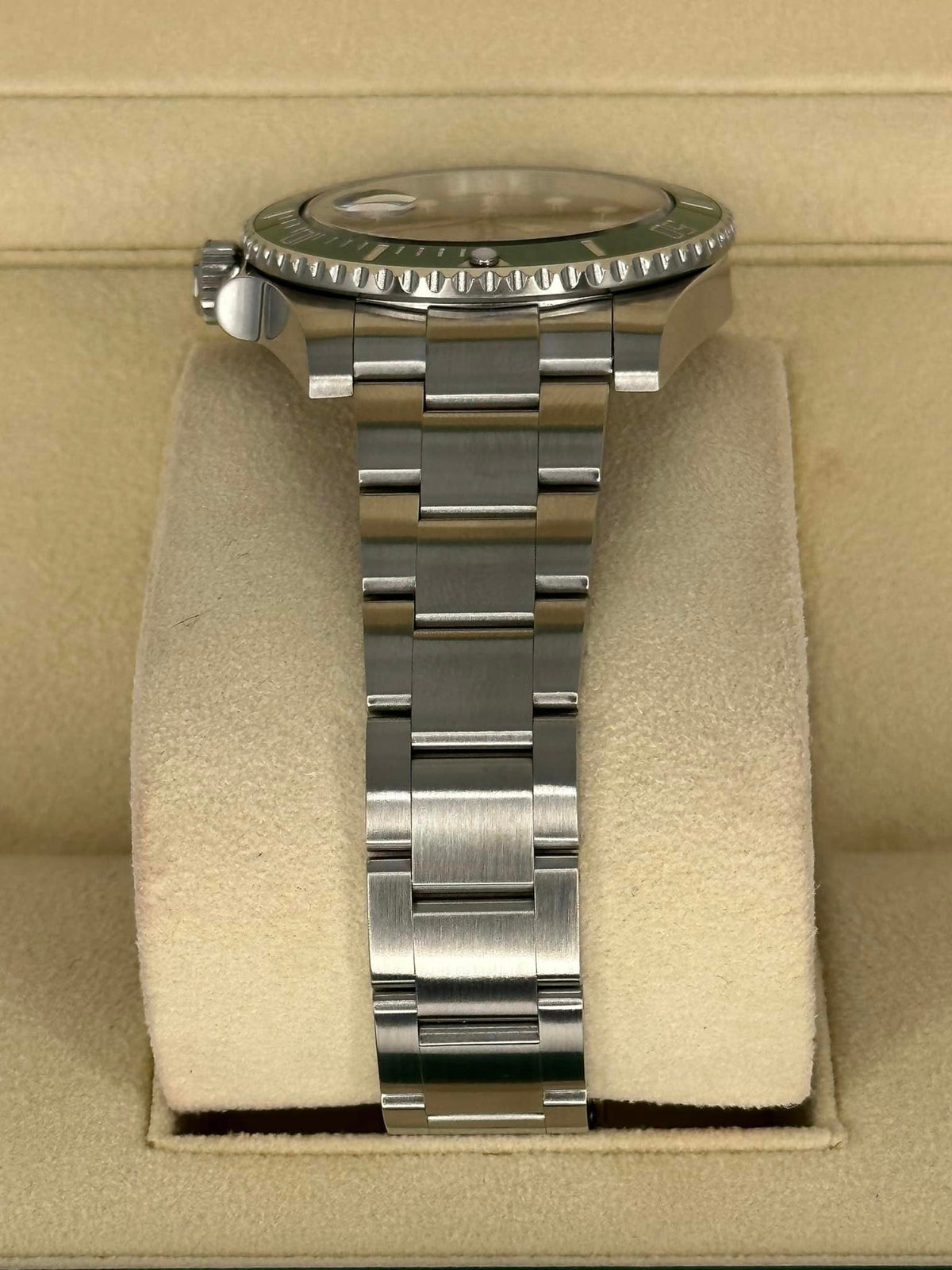 Rolex Submariner "Hulk" 116610LV 40mm Green Dial