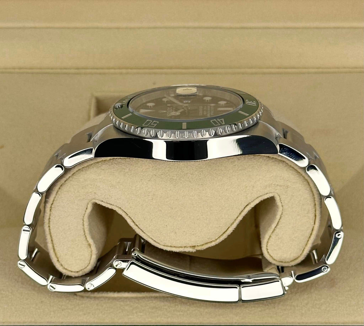 Rolex Submariner "Hulk" 116610LV 40mm Green Dial