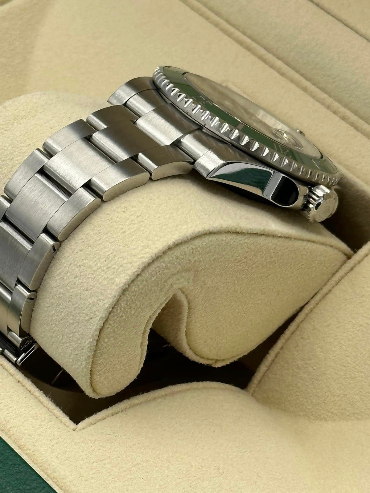 Rolex Submariner “Hulk” 40mm 116610LV Green Dial