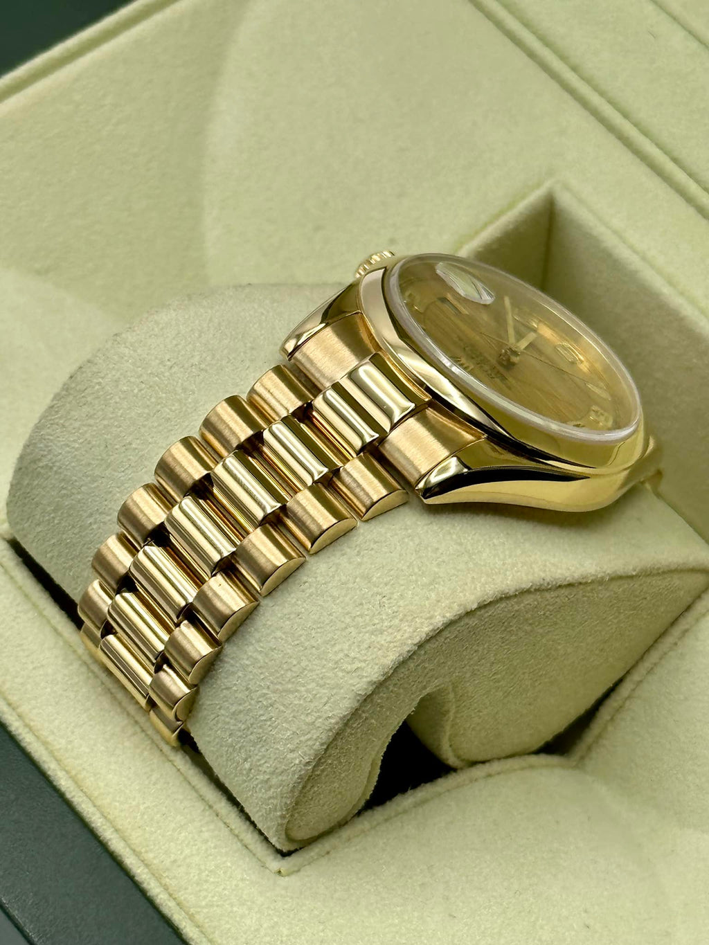 2000 Rolex Day-Date 36mm 118208 Presidential Champagne Wave Dial