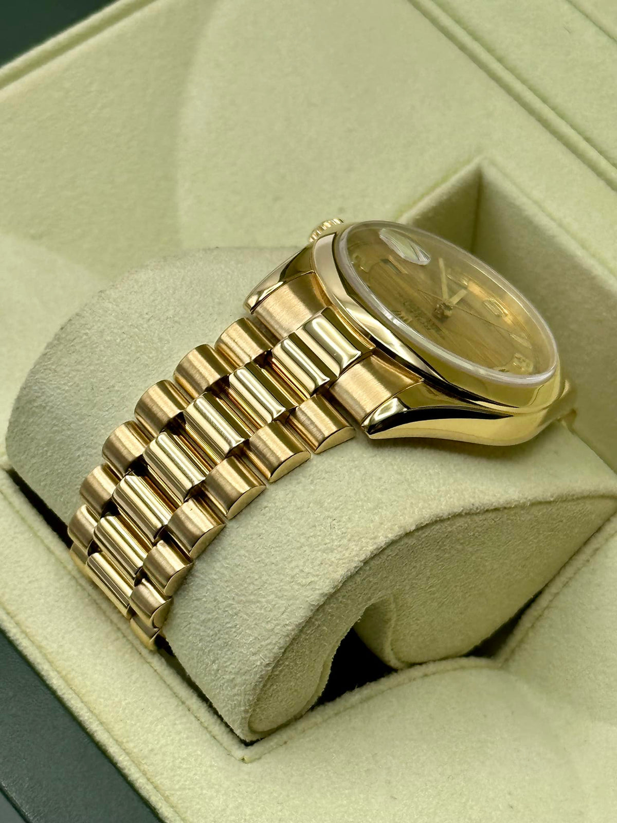 2000 Rolex Day-Date 36mm 118208 Presidential Champagne Wave Dial