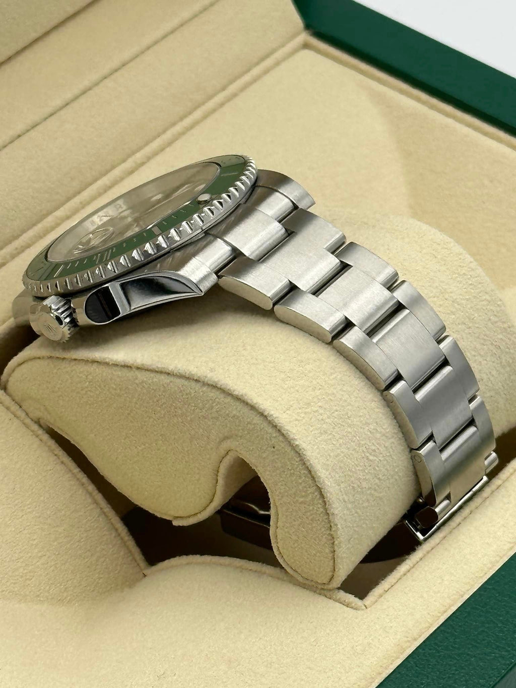 Rolex Submariner “Hulk” 40mm 116610LV Green Dial