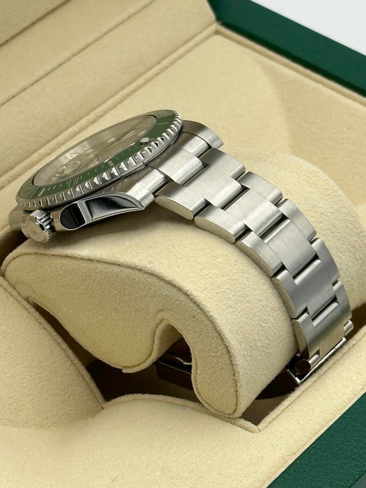 Rolex Submariner “Hulk” 40mm 116610LV Green Dial