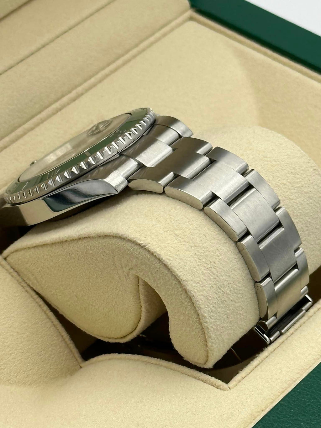 Rolex Submariner “Hulk” 40mm 116610LV Green Dial