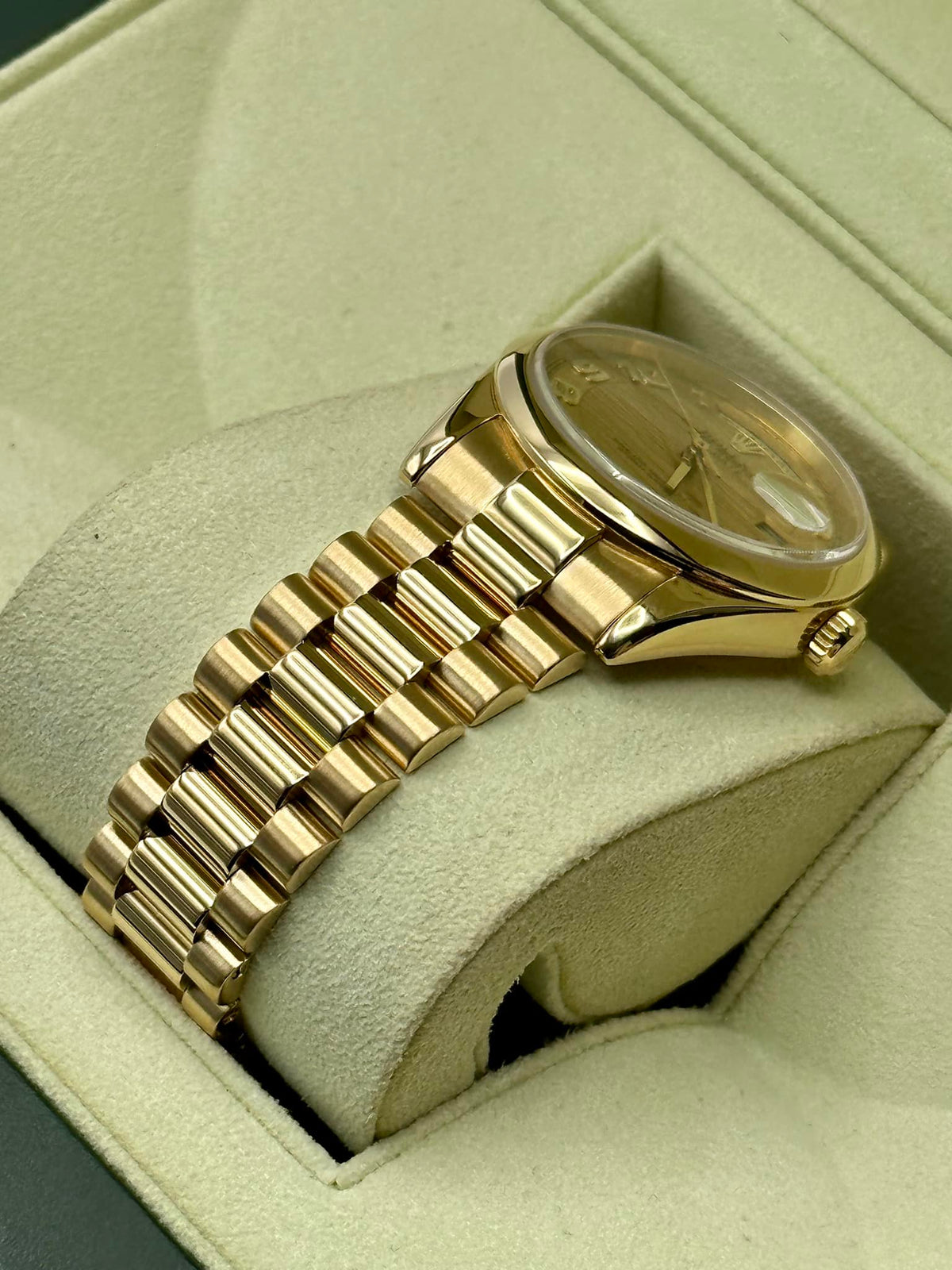 2000 Rolex Day-Date 36mm 118208 Presidential Champagne Wave Dial