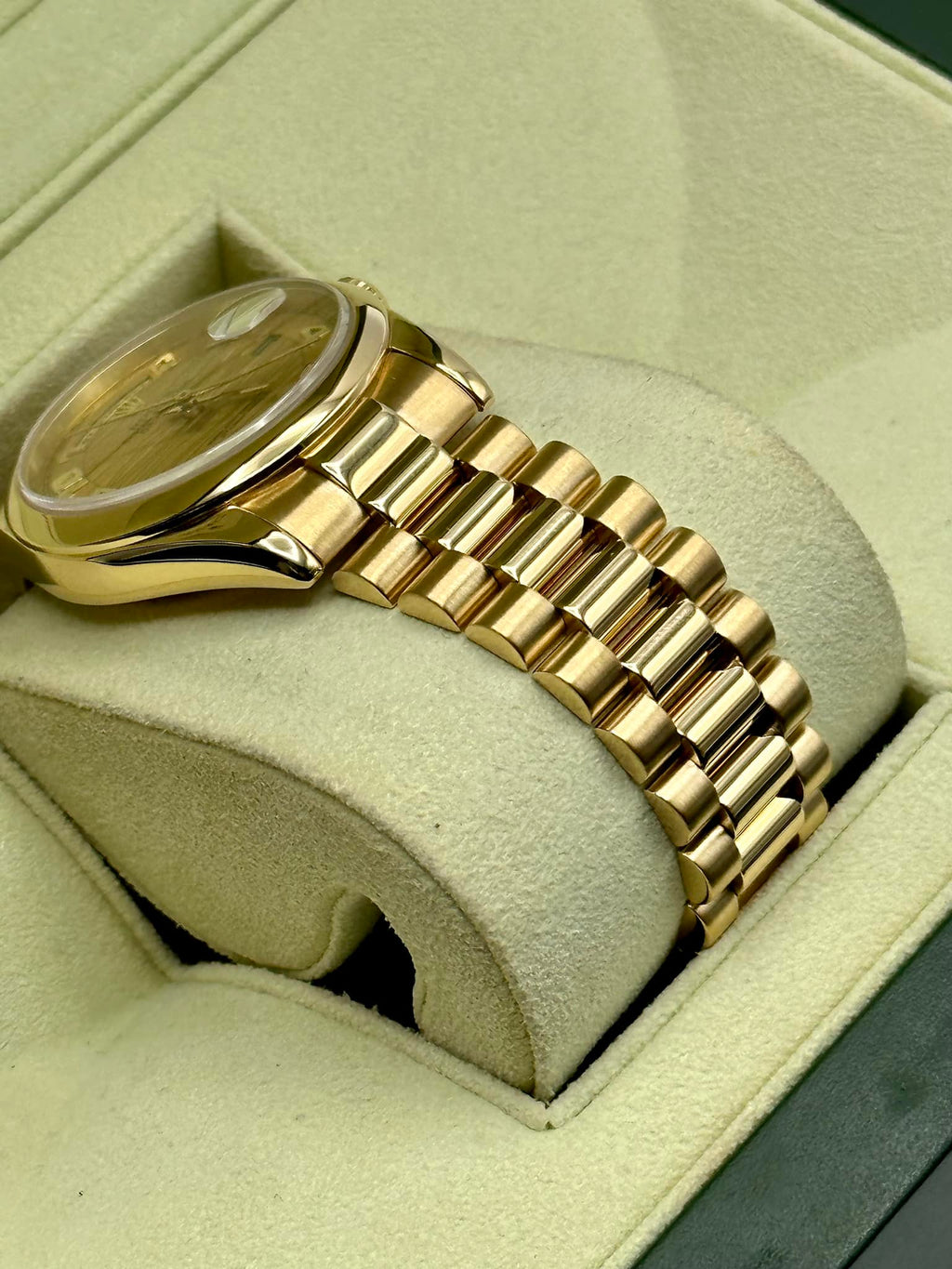 2000 Rolex Day-Date 36mm 118208 Presidential Champagne Wave Dial
