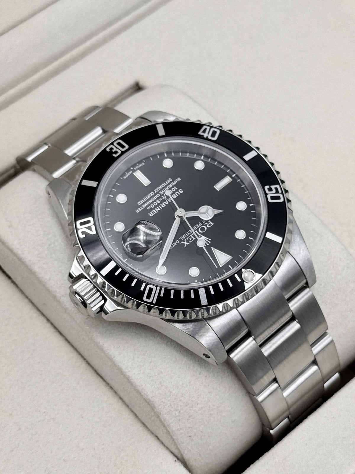 2000 Rolex Submariner 40mm 16610 Stainless Steel Black Dial (Collector's Set)