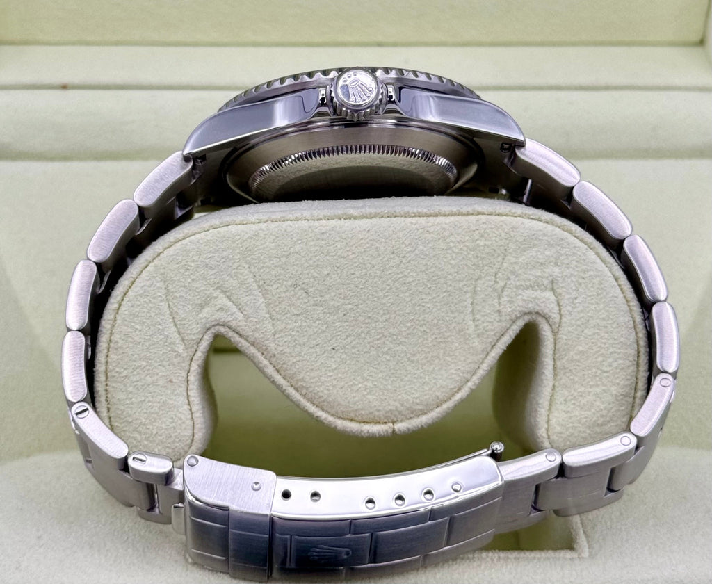 2010 Rolex Submariner Date 40mm 16610 Stainless Steel Black Dial