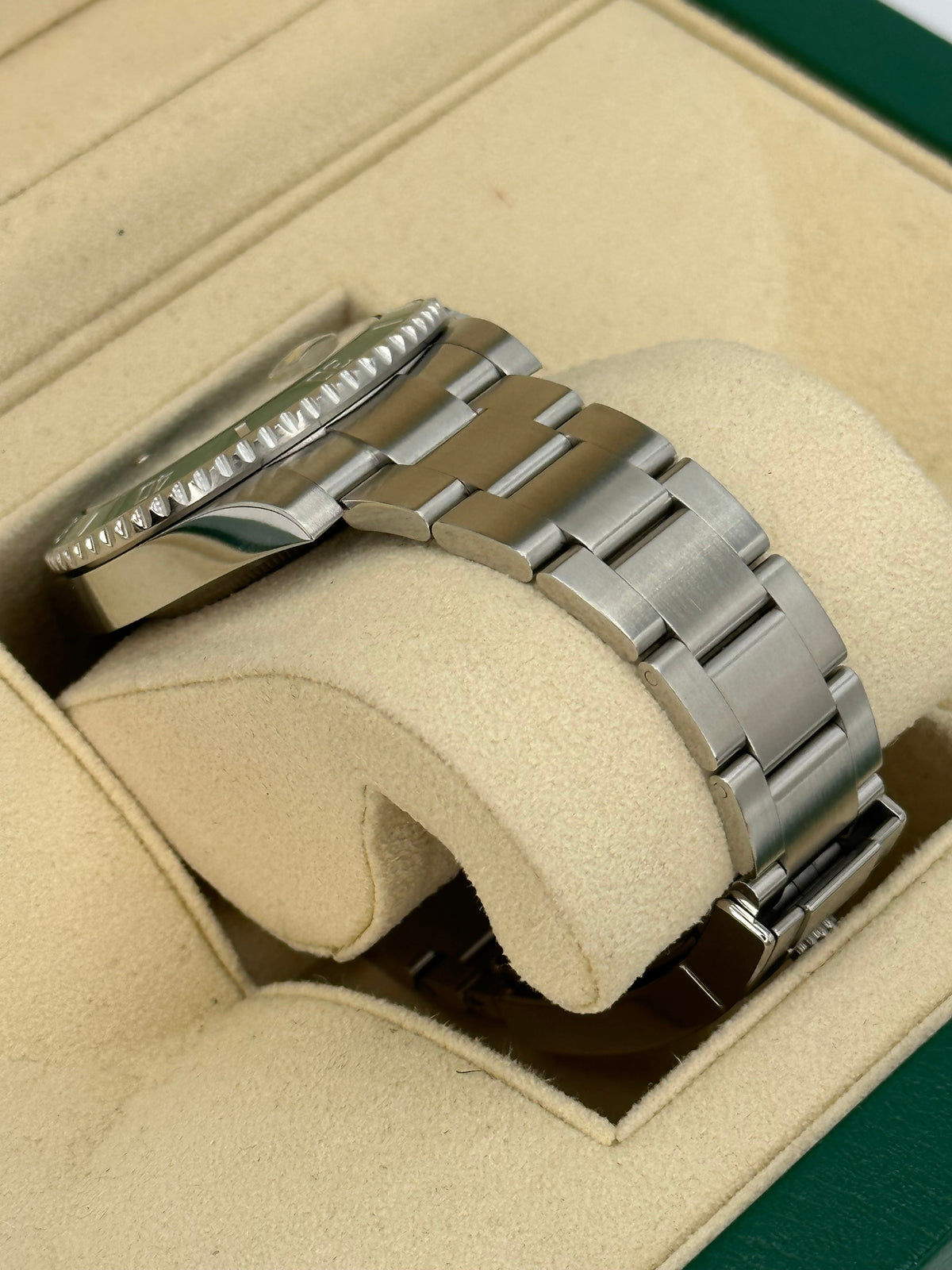 Rolex Submariner "Hulk" 40mm 116610LV Green Dial