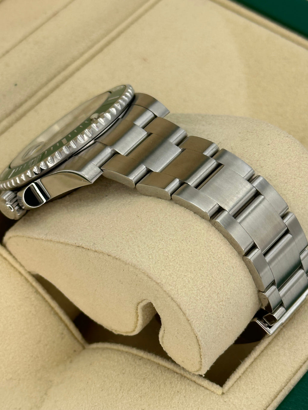 Rolex Submariner "Hulk" 40mm 116610LV Green Dial