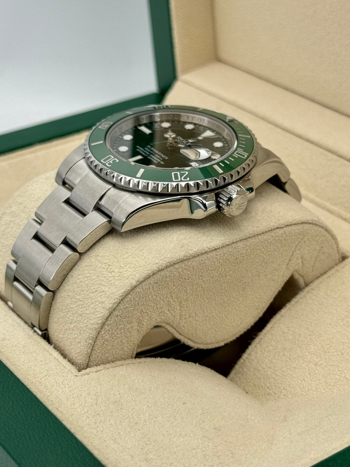 Submariner "Hulk" 40mm 116610LV Green Dial