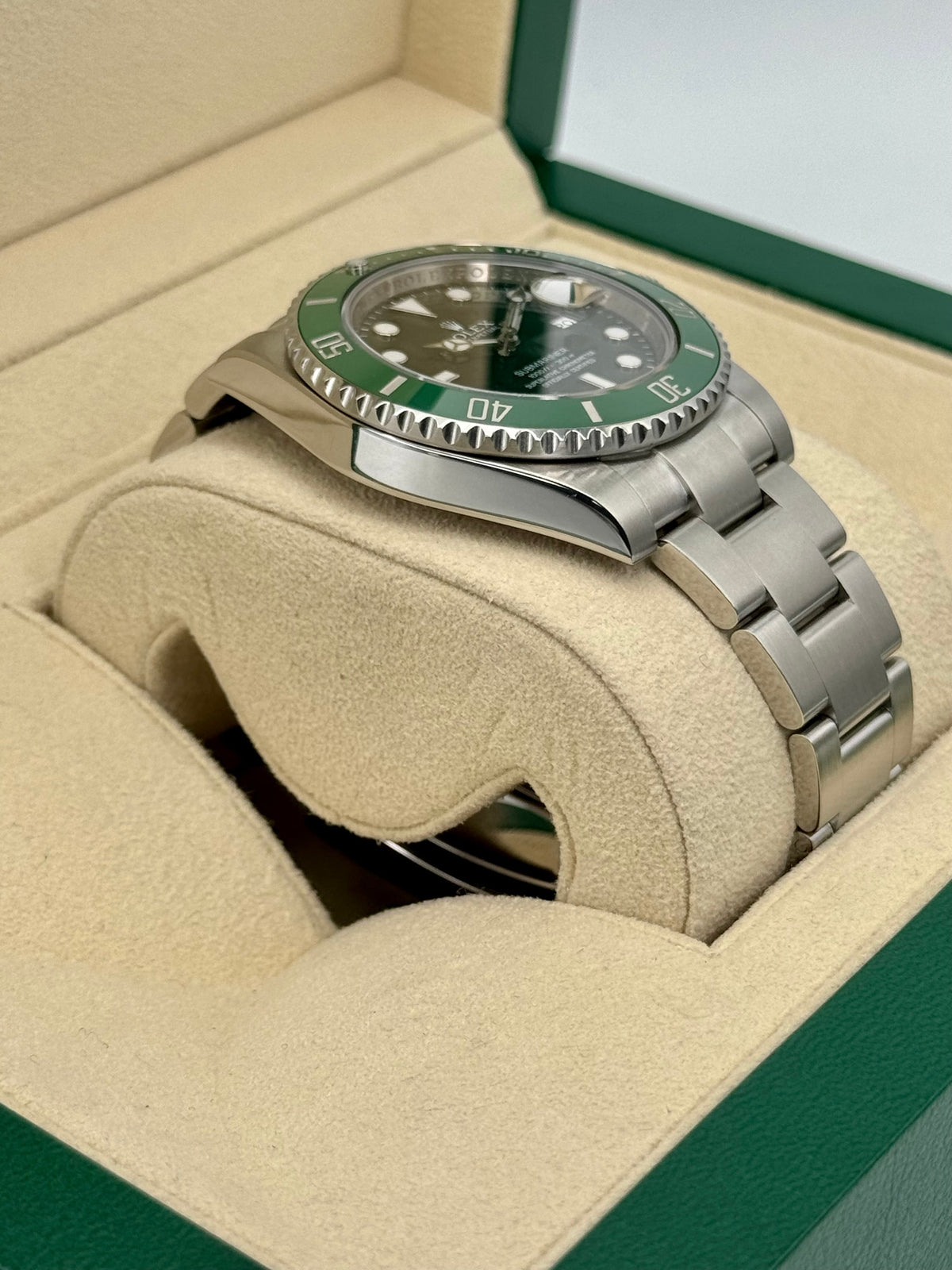 Submariner "Hulk" 40mm 116610LV Green Dial