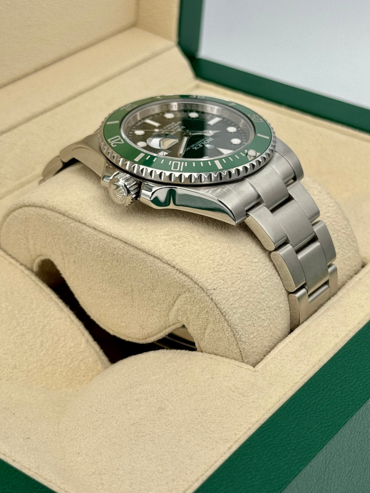 Submariner "Hulk" 40mm 116610LV Green Dial
