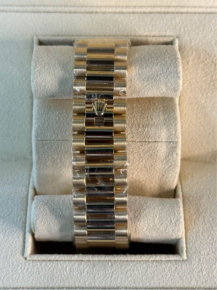 Rolex Day-Date 40mm 228238 Presidential Champagne Dial